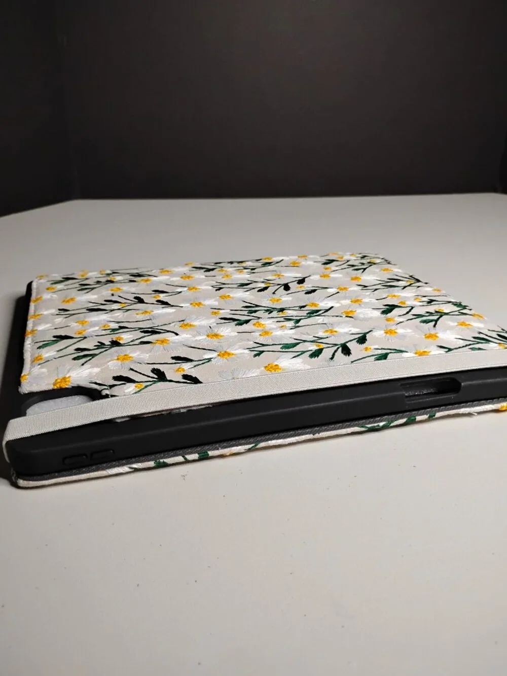 Embroidered Daisy Ipad Case Approx 11